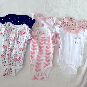BUNDLE • Newborn onesies (6 pieces)